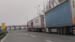 Kamioni čekaju sedam sati